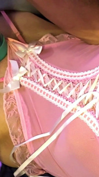 Crossdresser Cdmichelle w różowej bieliźnie