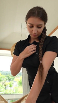 Il cliente non ha saputo sopportare e ha scopato la massaggiatrice troia nella sala massaggi!