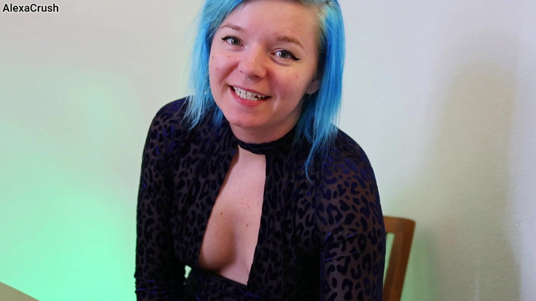 AlexaCrush: Furtiva paja en la mesa