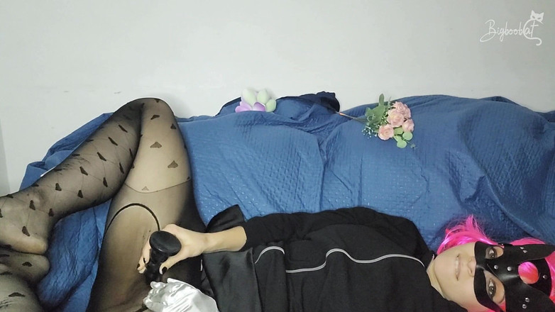 BigBoobCat: Sledujte, jak škádlím moje velká prsa, zatímco nosím moji malou masku