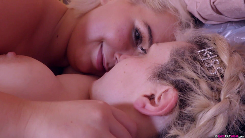 Girls Out West: Rondborstige weelderige hottie Valentine krijgt haar geschoren kut en kont...