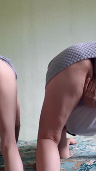 두 명의 여친이 격렬하게 후배위 스타일로 사정
