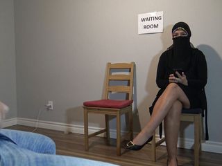 Souzan Halabi: Muslimsk kvinna knullar i väntrummet