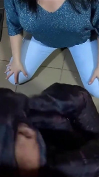 Tante seksi lagi asik nyepong kontol sambil pakai celana jins sampai aku crot di seluruh jaketku 334