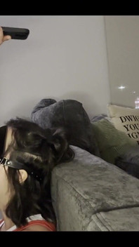 Seksi amigo kız büyük yüze boşalmadan önce mutfakta amını yalatıyor ve sikiliyor