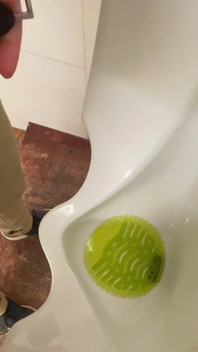 Chico Pelirrojo Amateur Atrapado Meando En El Urinario De Un Baño Público: Luego Rápidamente Juega Con Su Polla Antes De Irse
