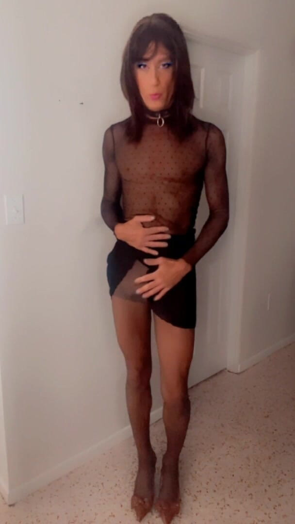 TVI Studios Val Parker: Travesti dans une jupe en résille en nylon et des...