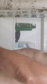 Eandy Roades s’amuse sous la douche