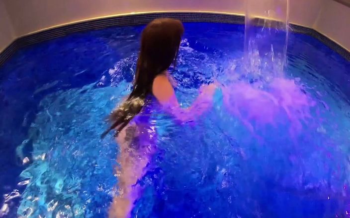 Mel Fire: Havuzda çıplak izlenmeyi seviyorum