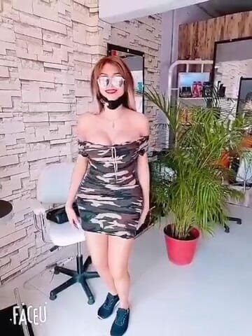 Barbietransxxxx: Trans in una piazza mostra le sue tette davanti a...