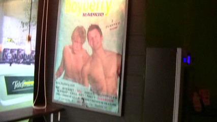 STRAIGHT BOY CURIOUS: Rafa Marco geneukt in het barjongenhuis Madrid door Abraham Montenegro