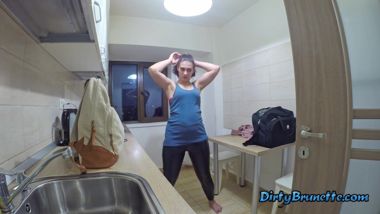 Dirty Brunette: 섹시한 갈색 머리의 비하인드 스토리