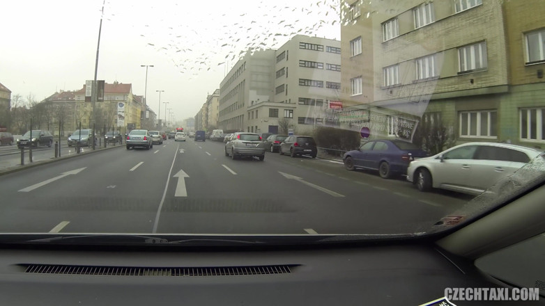 Czech Taxi: La studentessa squirta cinque volte