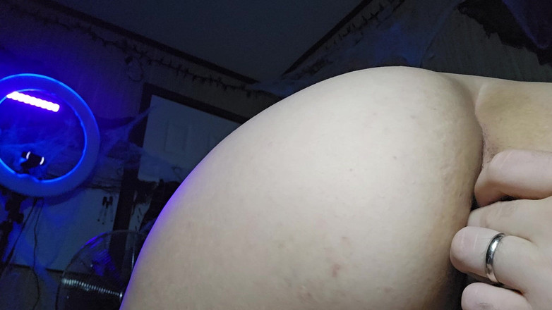 Funhousewife69: Futându-mi cu degetul curul în timp ce îi sug pula până când...