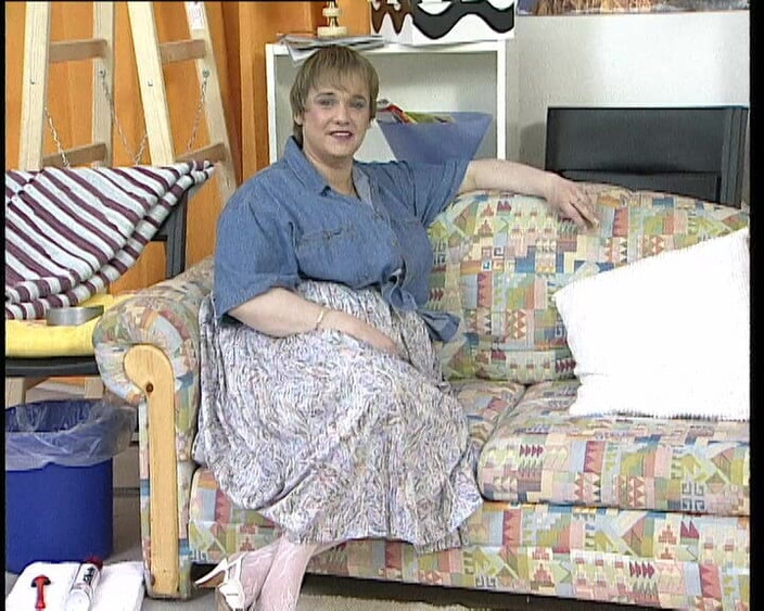 YOUR FIRST PORN: La grosse Yvonne rase son énorme chatte