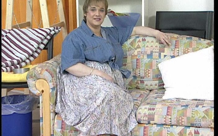 YOUR FIRST PORN: La gorda Yvonne se afeita su enorme coño