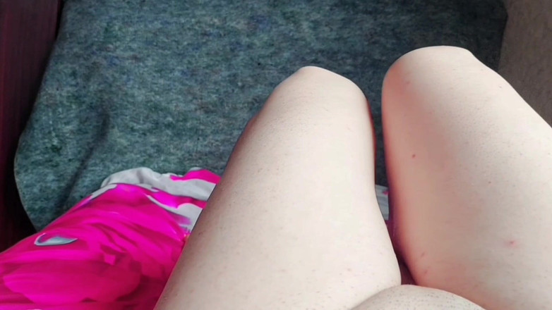 Kitty_Cross: 暖かく居心地の良い寝室で柔らかくシシーなスカートを回す