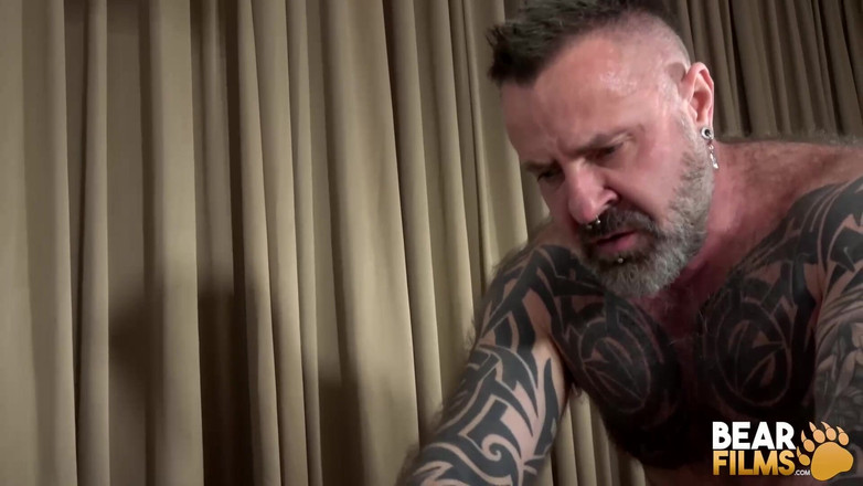Bear Films: Bearfilms Musculoasul Matahală Greg Gunn fără prezervativ de Marc Angelo,...