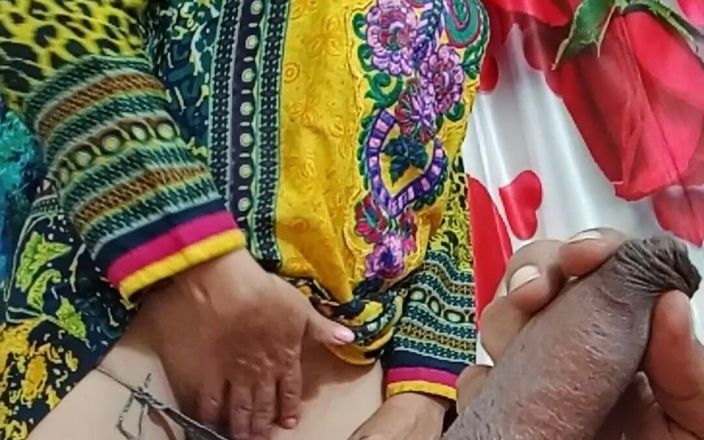 Bolly Karma: Người đẹp vợ đĩ tạo dáng trong khi tôi đang thủ dâm
