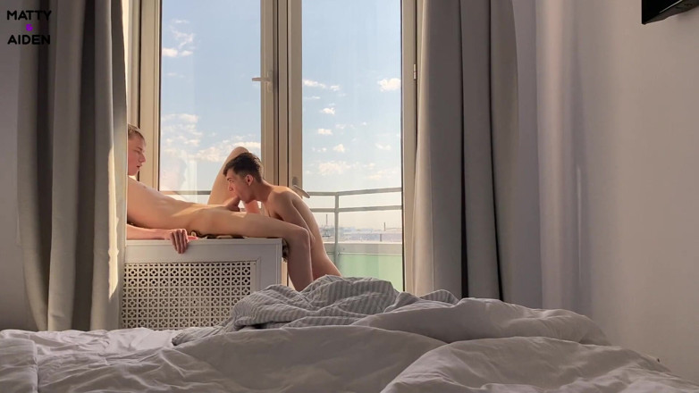 Matty And Aiden: Twink Метті смокче свого молодого друга Ейдена на балконі