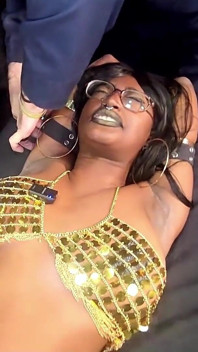 Reality upír lechtá Aki Kim a Jay Begs Mercy 2x v Exxxotica, zatímco gang lechtá