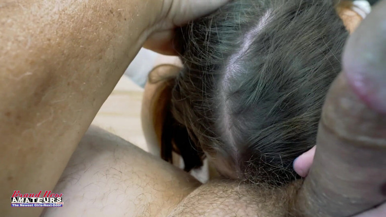 Brand New Amateurs: Sıska esmer porno seçmelerinde sikişiyor ve yarak emiyor