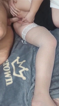 Une nana à gros cul se doigte le clito en se faisant baiser doucement puis se fait remplir la chatte de sperme