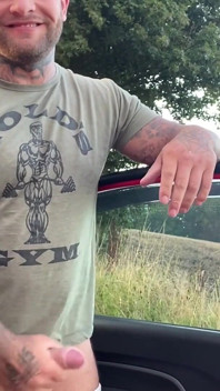 Nadržený irský tlustý pták dostane jeho ptáka ven a stříká na veřejnosti