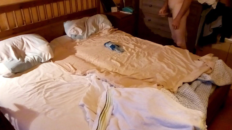 Mark Hannes: Blueboyneedscum lagi asik masturbasi pakai mainan seks favoritnya