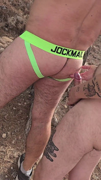 I Fuck a Married Bear Bareback in a Cruising Area