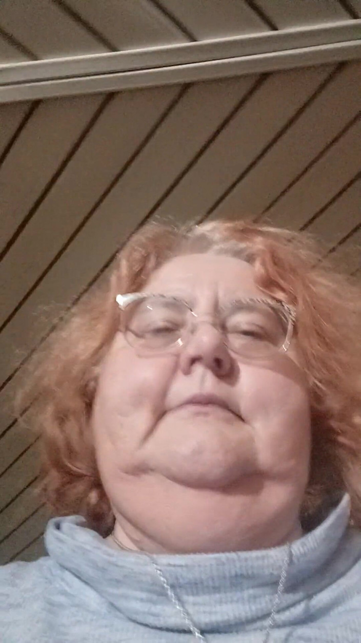 BBW nurse Vicki adventures with friends: Krankenschwester Vicki pinkelt nachts auf der Terrasse auf der Seite...