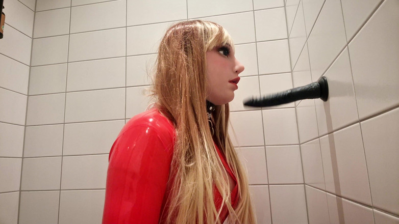 Hooded June: 딥 스로트 연습