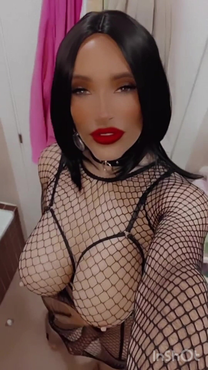 Sissy Slut Brianna: 엄마 무릎에 머리 올리고 조용히 해... 네가 흠뻑 젖고 애원할 때까지 내가 다 처리할게