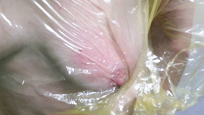 Bouncy Tits Action: 奶子被金箔包裹住并挤压它