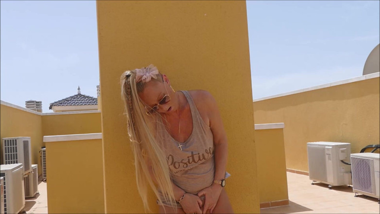 Natalie K: Fingern Und Spreizen Meiner Muschi Im Freien Mit Heruntergezogenen Shorts