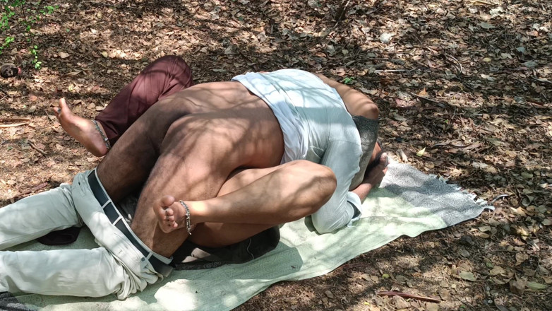 Apple baby: Futai sexy în pădure