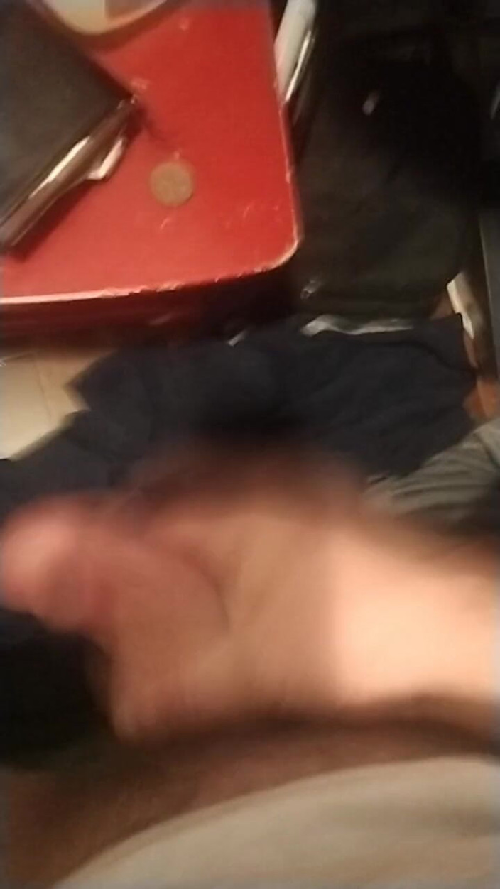 Buddy_Cuck: Je caresse mon petit pénis jusqu’au porno interracial et j’éjacule...
