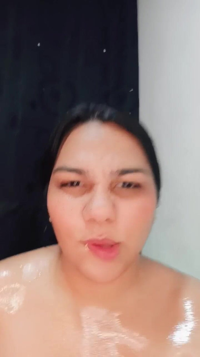 Morenita Latina: Smyslná brunetka Má Olej Po Celém Těle