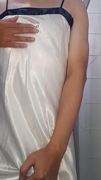 Cetim branco, lingerie longa, fetiche por porra