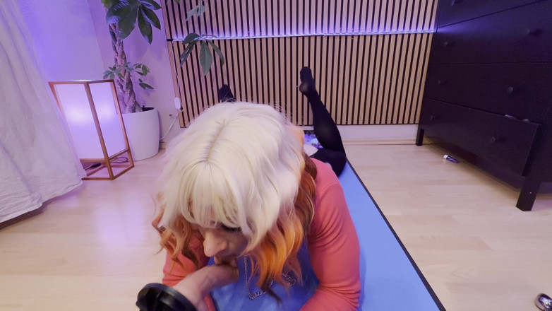 Elvi Lynx: Sissy Elvi Lynx knullar hennes rumpa med en enorm dildo...