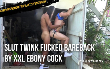 Bareback domination in fetish backroom: děvka twink ošukaná bez sedla xxl ebenovým ptákem
