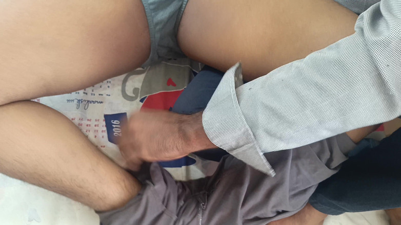 Palani69: Une étudiante partage son lit avec son voisin