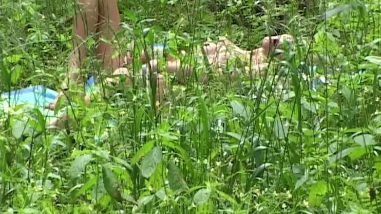 THAGSON CORE: Blondes schätzchen fingert sich tief im wald