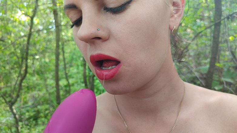 DirtyLubov: Masturbazione con la figa all'aperto