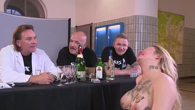 Deutschland porn: หมอเย็ดนมโป๊กสาวมาร์คขี้เงี่ยน