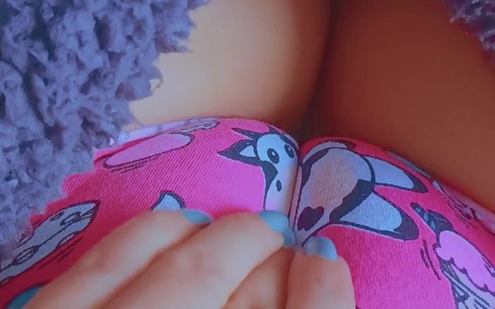 Little Dessert: De eerste vibrator-ervaring van een klein latina-studente