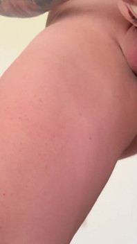 Sono tornato indietro e ho trovato la mia amica che guardava la mia bambola sessuale