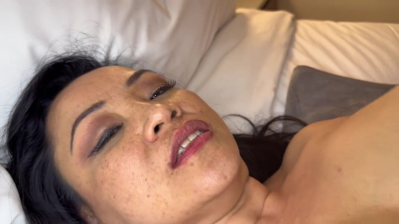 Cory Strokes: Asiática De Tetas Grandes milf De Azúcar Es Excitada Por...