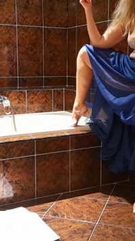 Amateur blonde reife genießt sexspiele im badezimmer und bett