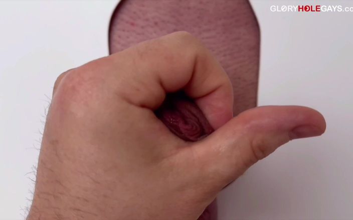 GLORYHOLEGAYS: Pengalaman gloryhole pertamanya berakhir dengan crot 6 kaki